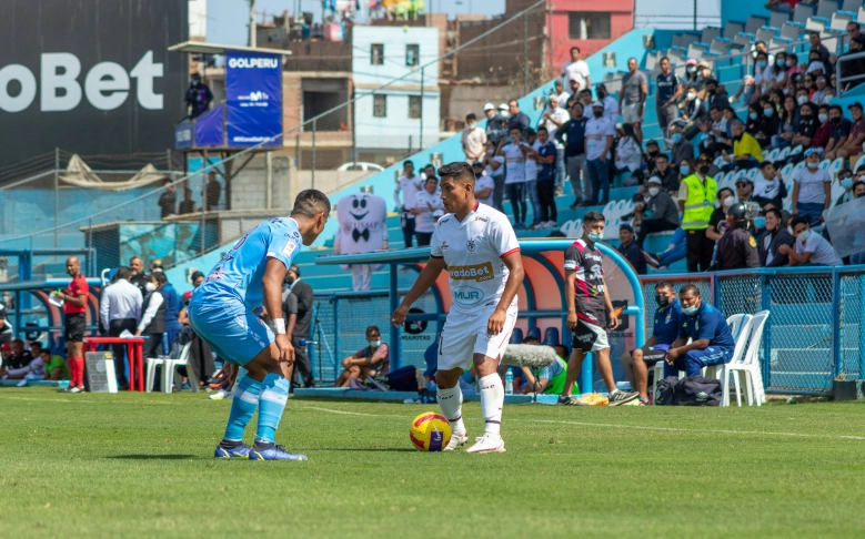 One-on-one defence situation with a football defender closing down an attacker.